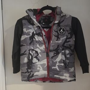 Air Jordan Boys' Camo Puffer Vest with Black Sleeves - Gray/White/Black